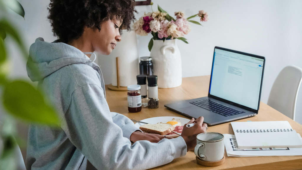 blog - Femme assise à son bureau, écrivant dans un moment d’écriture introspective et de réflexion personnelle