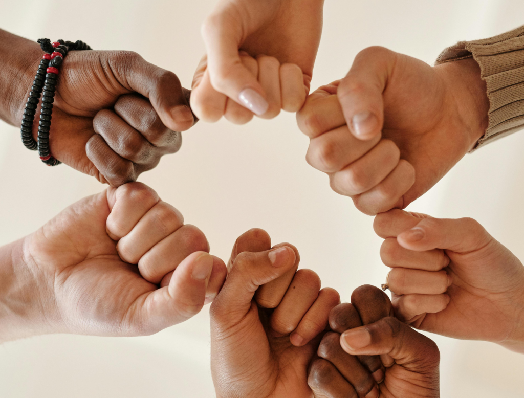 À s'adresse la Nébuleuse? Cercle de mains représentant un espace bienveillant pour faire une pause et avancer à son rythme